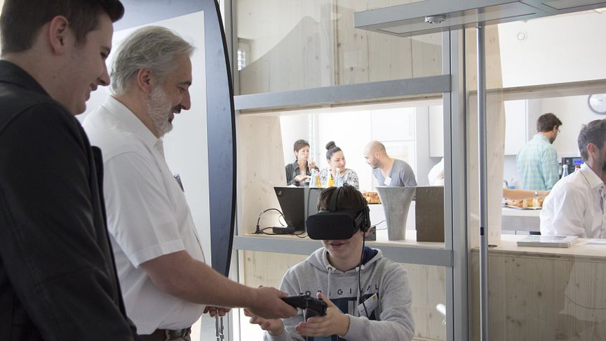 Mithilfe einer Virtual Reality-Brille konnten geplante Rohbauabschnitte im Tunnel Rastatt virtuell begangen werden. (Copyright: Ed. Züblin AG)