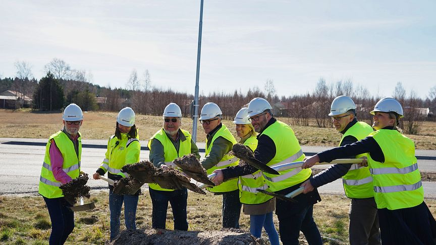 Nordea, Kommunstyrelsen i Lidköping, PRO, SPF Seniorerna, Jemmett AB, PJ Bygg AB och Skeppsviken tog ett gemensamt spadtag för att markera starten av byggnationen.