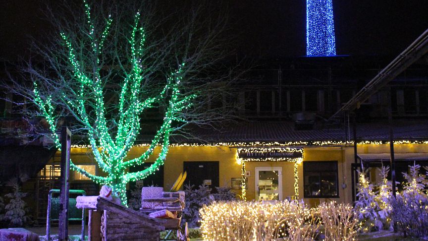 Så snart mörkret smyger på garanterar vi en magisk känsla av jul hos alla som besöker oss här i Kosta. Juleljusen kommer lysa och sprida glädje ända fram till årets slut.