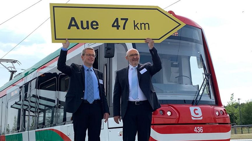 Mathias Korda (li., Chef Verkehr/Infrastruktur im VMS) und Dr. Harald Neuhaus (GF VMS) vor einem Citylink, der auf der neuen Strecke eingesetzt werden soll (Copyright: Verkehrsverbund Mittelsachsen GmbH) 