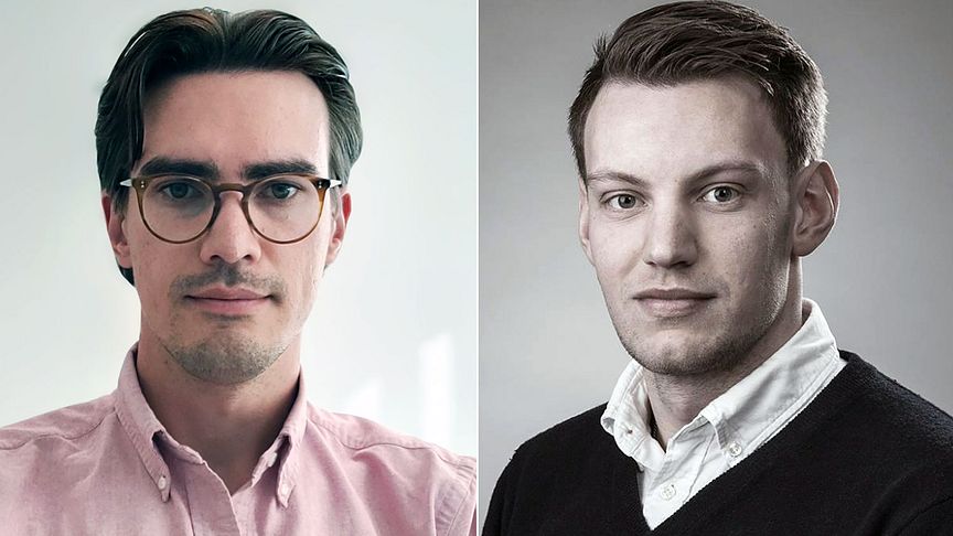 Alexander Köhler (t v) och Johan Rydholm (t h) tilldelas utmärkelsen Bästa examensarbete i fastighetsekonomi 2021.