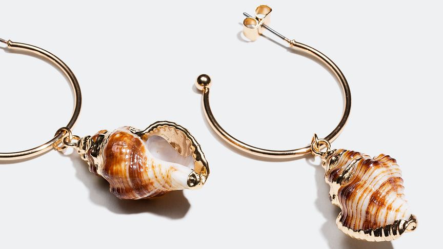 Natural seashells with gold colored edges for a relaxed yet fashionable look.