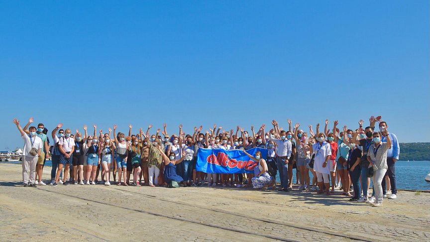Gruppenfoto am Strand von Warna: 80 Reisebüromitarbeiterinnen und -mitarbeiter begaben sich auf Einladung von alltours am vergangenen Wochenende auf Entdeckungstour an die Schwarzmeerküste. 