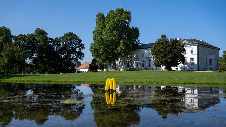 Die Installation "The Fountain (2021)" des Künstlerduos "Famed" Sebastian M. Kretzschmar und Jan Thomaneck ist im Teich vor dem Schloss Neuhardenberg zu sehen. Foto: Sebastian Bolesch.   
