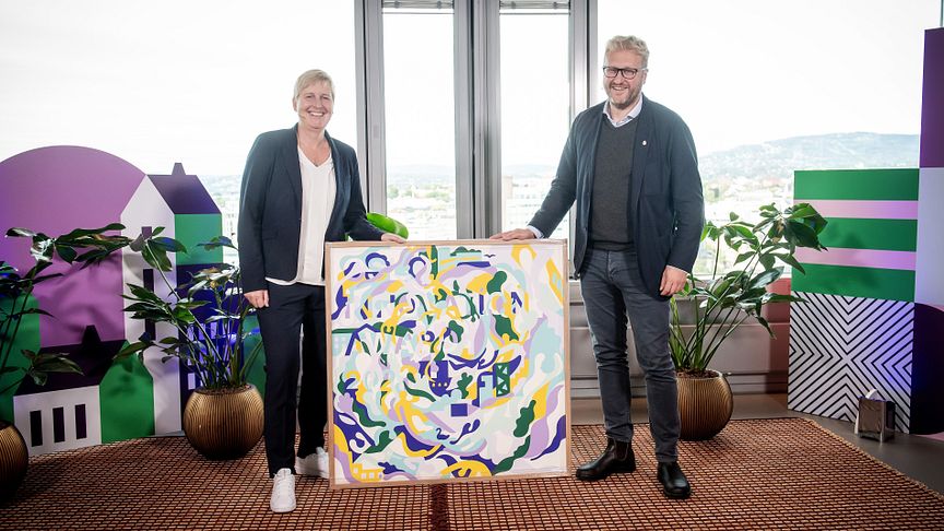 CEO of EpiGuard, Ellen Cahtrine Andersen recieves the prize from Vegar Andersen, advisor for the City of Oslo’s Vice Mayor for Business Development and Public Ownership. Photo: K. Gaare/Oslo Innovation Week