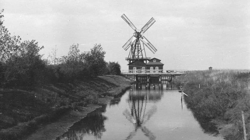 Den allra första turbinen invigdes 1870 och drevs av en vindmölla. Bilden är från 1895.