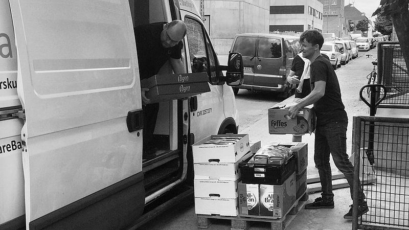FødevareBankens biler kører ud med gratis mad 299 steder i landet fra lagre i Kolding, Århus og København.