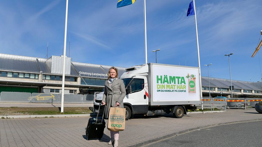 Charlotte Ljunggren vid Coops leveransbil för upphämtning av matkassar på Göteborg Landvetter. Foto: Tommy Holl