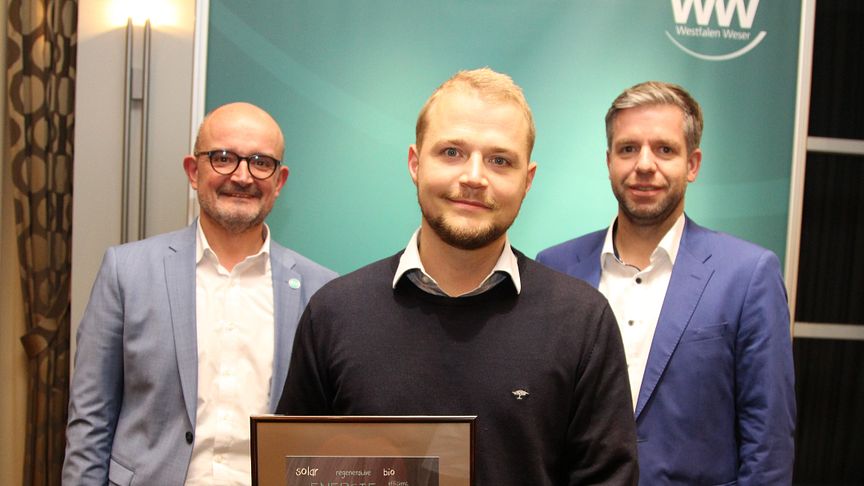Freuen sich über den Energy Award: Westfalen Weser Geschäftsführer Andreas Speith, Preisträger Felix Kleff und Sebastian Föste, HAWK (v.l.)