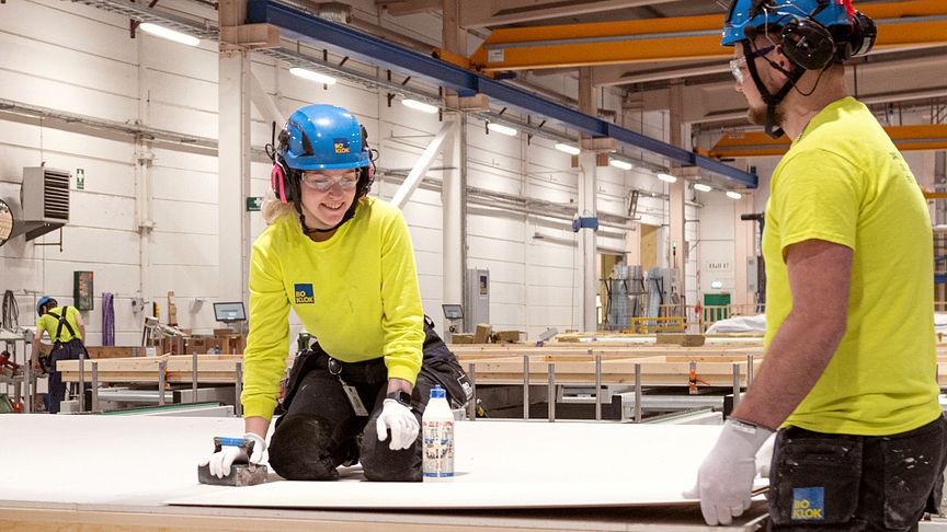 Kvinnelig håndverkerer på Gullringen, BoKloks fabrikk i Sverige. 