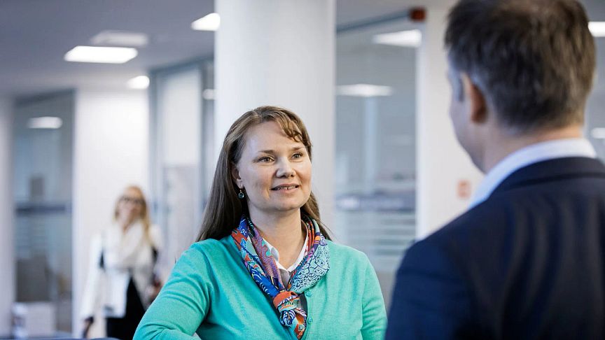 Nestlé Danmark har opnået lige mange mænd og kvinder på alle ledelsesniveauer - og dét er opnået uden at tænke i køn. For hvis målet kun er ligestilling, kommer det ikke til at virke, mener Nestlés nordiske HR-direktør, Mikala Larsen.