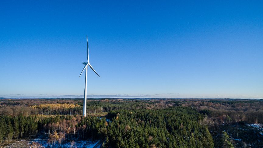 Ett av Öresundskrafts tre vindkraftverk i Össjö skog, Ängelholms kommun.