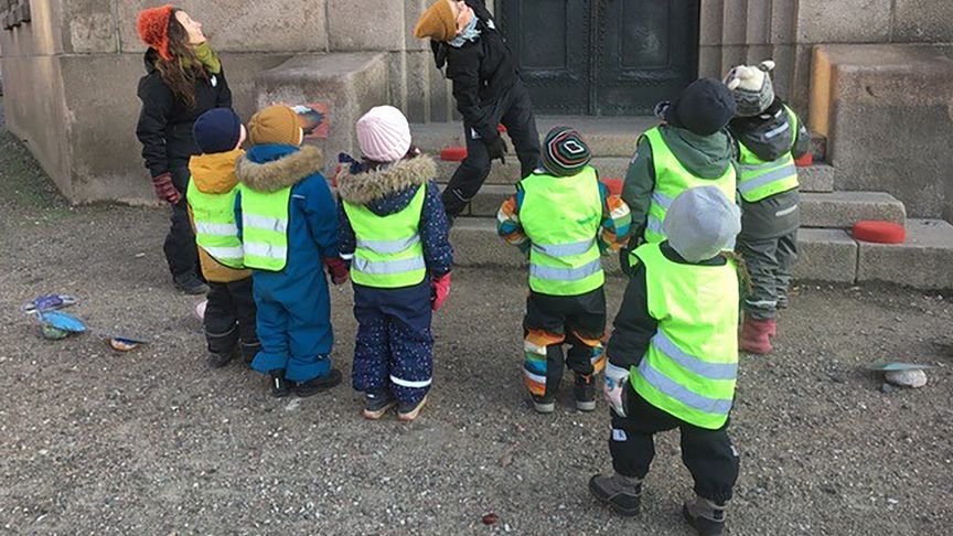 Barn och pedagoger studerar vatentornet på Södervärn i Malmö och vad hål har för betydelse  i en vägg