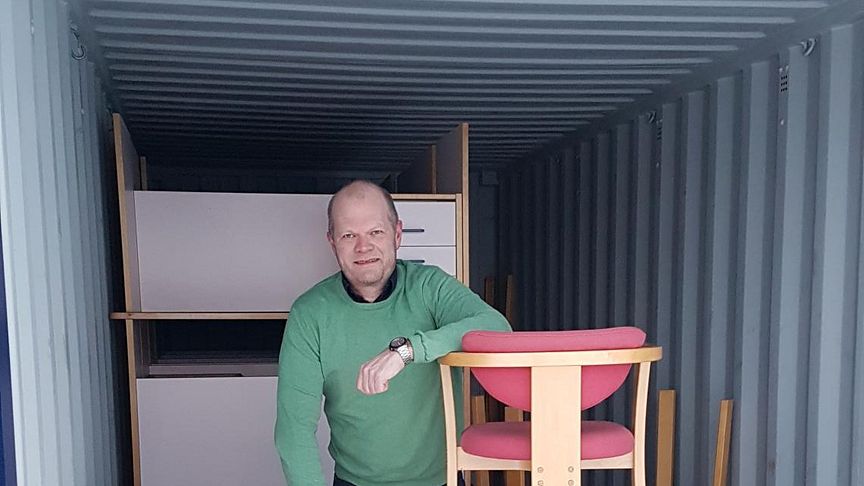 Boligsjef Vebjørn Jacobsen håper de gamle OL-møblene får et nytt hjem