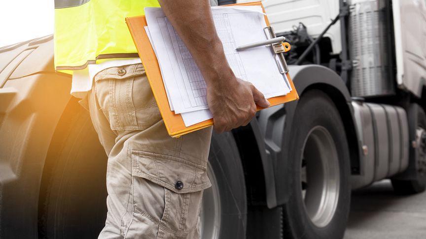 Skolverket noterar brister i den kommunal vuxenutbildningen till lastbilsförare. Foto: Adobe Stock