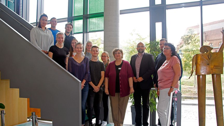 Landrat Daniel Kurth und Mitarbeiterinnen des Personalamtes begrüßen die zehn neuen Auszubildenden. Foto: Pressestelle/Oliver Köhler