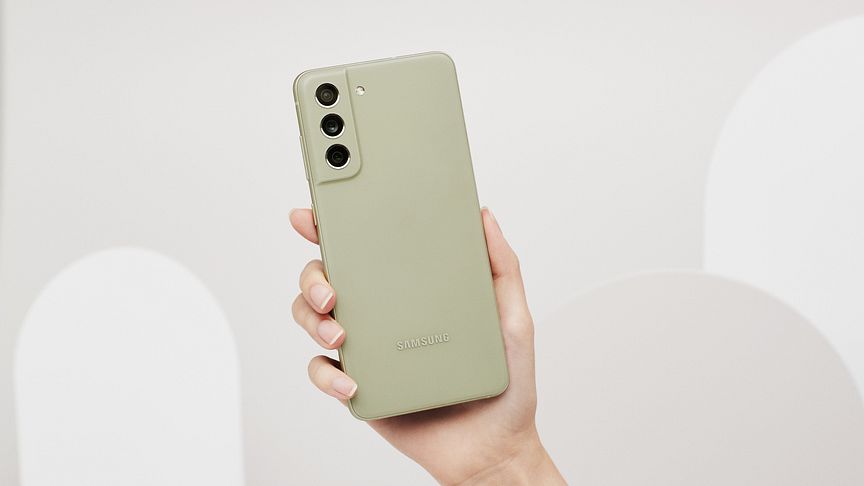 Samsung Galaxy S21 FE i färgen Olive