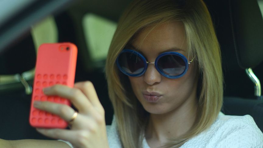 FARLIG: Spesielt unge sjåfører bruker mobilen mens de kjører bil (Illustrasjonsfoto)