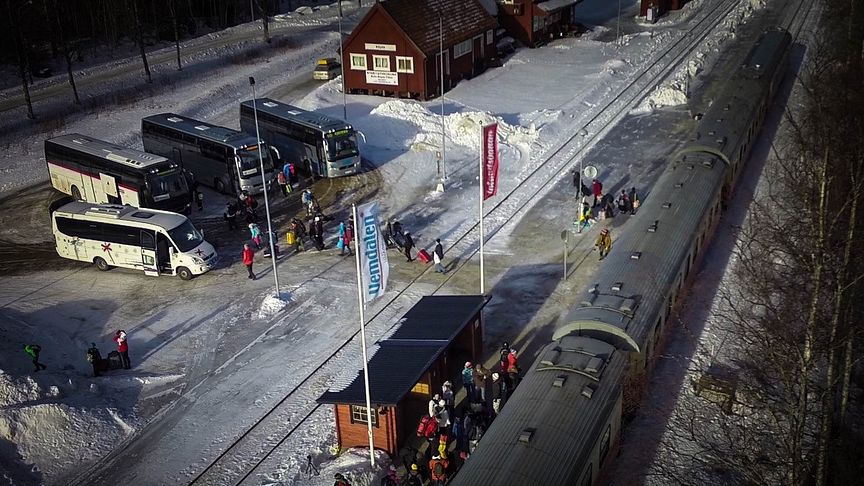 På söndag ankommer över 270 resenärer med nattåget till Röjan