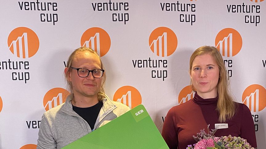 Thomas och Josefin från Reselo tog emot dubbelt upp av blommor, diplom och check i Öst regionens greenroom under Sverigefinalen.