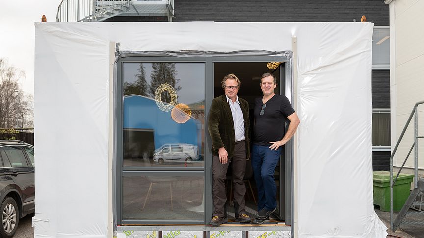 Johan Berg, Fortis Fastigheter, och Anton Lundholm, PartGroup, stoltserar i bostadsmodul till projektet i Nyby, Uppsala.
