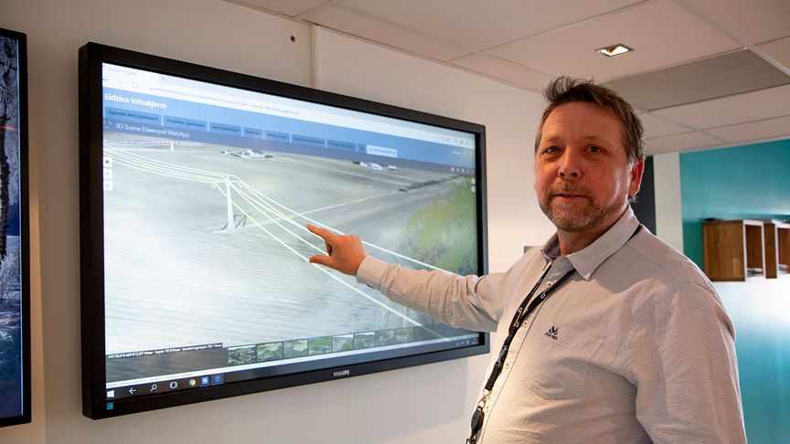 Her viser kvalitetsleder i Eidsiva Nett, Jan Brede Knutsen hvordan de klarer å holde oversikt over strømnettet ved hjelp av digitale kart. 