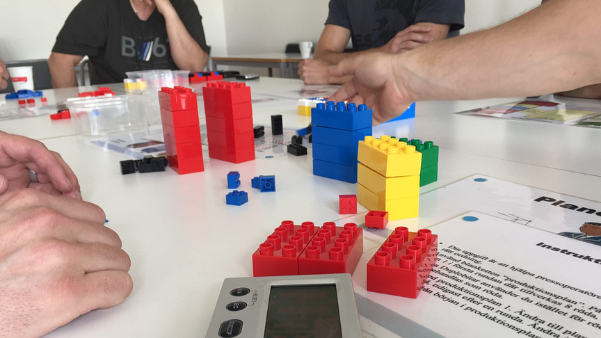 Bilden visar ett LEAN-spel som genomfördes inom Transmissionprojektet 2019.
