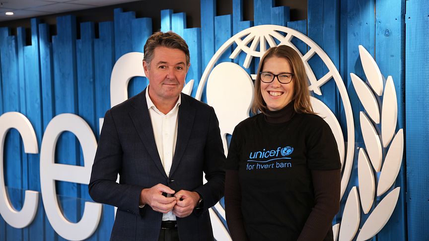 Geir Karlsen, konsernchef i Norwegian og Camilla Viken, generalsekretær i UNICEF Norge, offentliggjorde fornyelsen af partnerskabet i yderligere tre år.