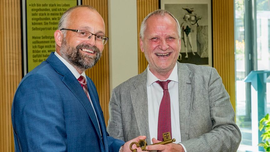 Der Alte und der Neue: Bodo Ihrke übergibt symbolisch den Hausschlüssel an seinen Nachfolger Daniel Kurth. Foto: Torsten Stapel