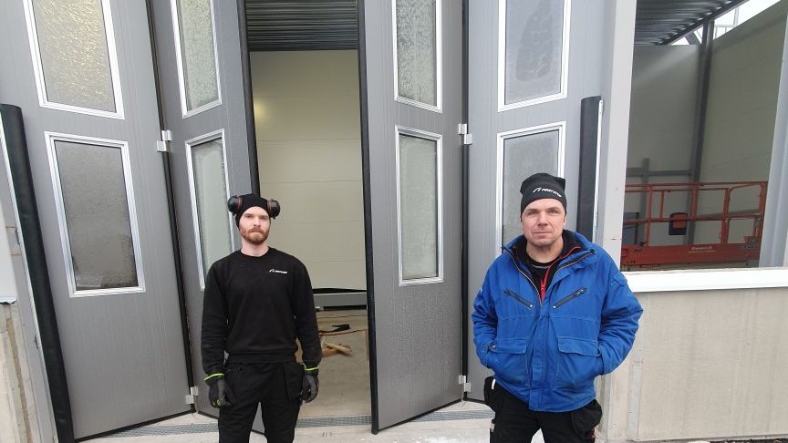 Emil Nord och Jonas Danielsson, ansvarig för däckavdelningen på Rolf Ericson i Mora.