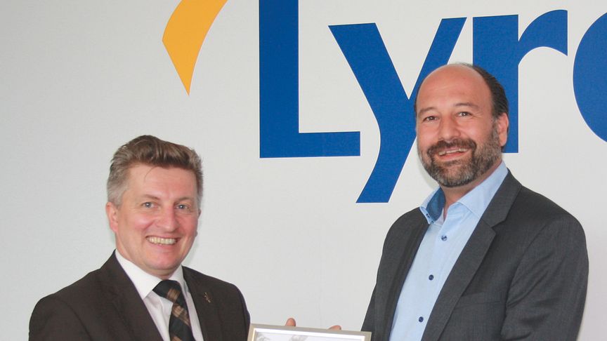 Übergabe der Urkunde durch Dieter Kahrs (links im Bild) an Marc Gebauer, Geschäftsführer Lyreco Deutschland GmbH