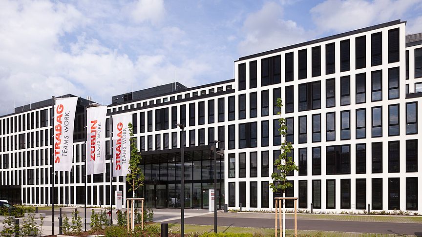 Die STRABAG AG weiht heute an ihrem Firmensitz in Köln-Deutz ihr neues Konzernhaus ein, in dem seit Dezember 2018 rd. 700 Beschäftigte der STRABAG-Gruppe ihren Arbeitsplatz haben.