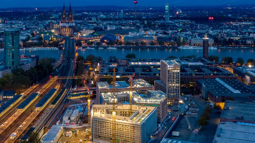 Mit dem fertigen Rohbau steht auch der neue Name für das Hotel-Ensemble in der MesseCity Köln: „Southern Cross“. copyright:  Volker Dennebier 
