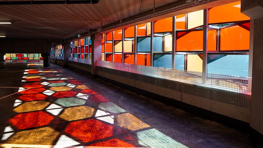 Den 1 oktober står Wallenstams färgglada garage med 1 500 solcellsmoduler i fasaden i Mölnlycke Fabriker redo att tas i bruk.