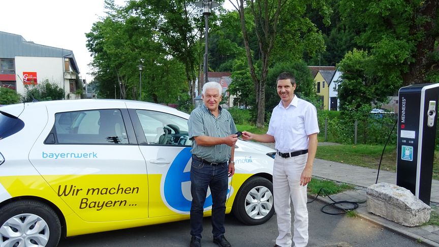 Bayernwerk-Kommunalbetreuer Burkhard Butz (r.) übergibt den Schlüssel eines Renault Zoé aus dem Bayernwerk-Fuhrpark an Waischenfelds Ersten Bürgermeister Edmund Pirkelmann (l.).