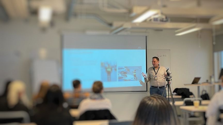 Anders Jonsson föreläser om upphandling av säkerhet på Affärshögskolan i Stockholm.
