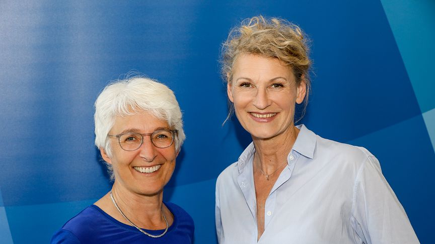 Olympiasiegerin und Weltmeisterin im Hochsprung Heike Henkel (r.) ist neue Osteopathie-Botschafterin. VOD-Vorsitzende Prof. Marina Fuhrmann (l.) freut sich über diese Kooperation.