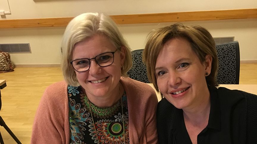 Cecilia Hjort Attefall, Erikshjälpen, och Johanna Larsson, Skandinaviska Läkarbanken, undertecknar ett nytt avtal som leder till djupare samarbete mellan organisationerna.
