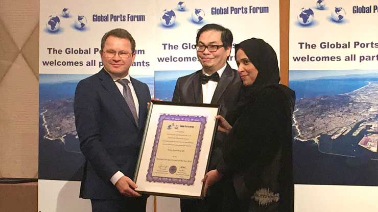 Visma Consulting har modtaget prisen 'Maritime Services Provider of the Year' ved Global Ports Forum Awards 2018 i Dubai. Tv. ses Torben Ryttersgaard, adm. direktør hos Visma Consulting A/S. 