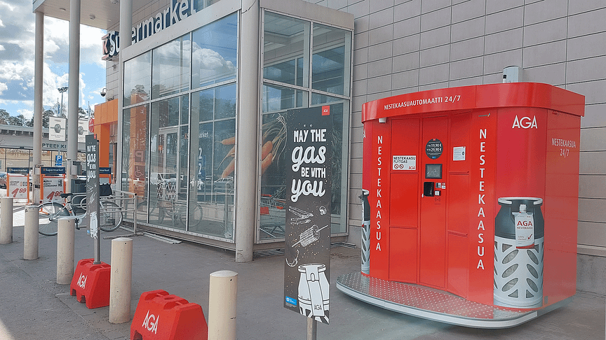 AGA-nestekaasuautomaatti palvelee grillikansaa K-Supermarket Jakomäen pihassa