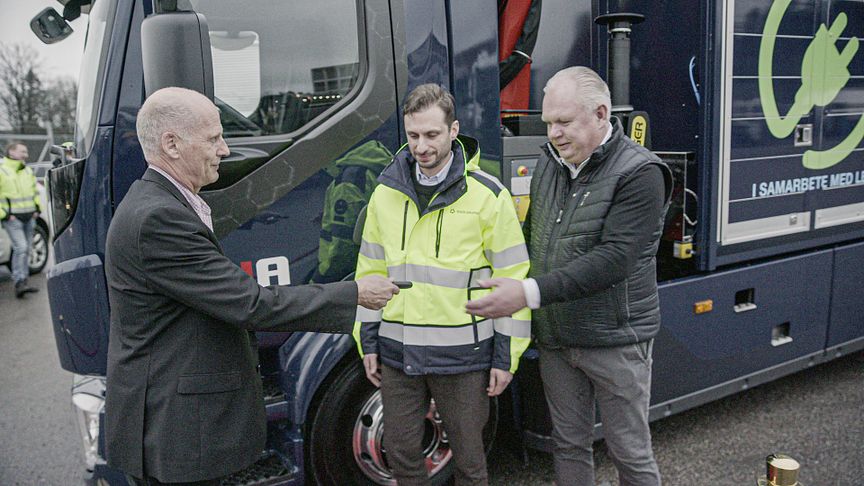 Niclas Johnson, försäljningschef Volvo Lastvagnar Sverige tillsammans med Jonathan Mankowitz, SGDS Gruppen och Johan Olsson, Lejagruppen..
