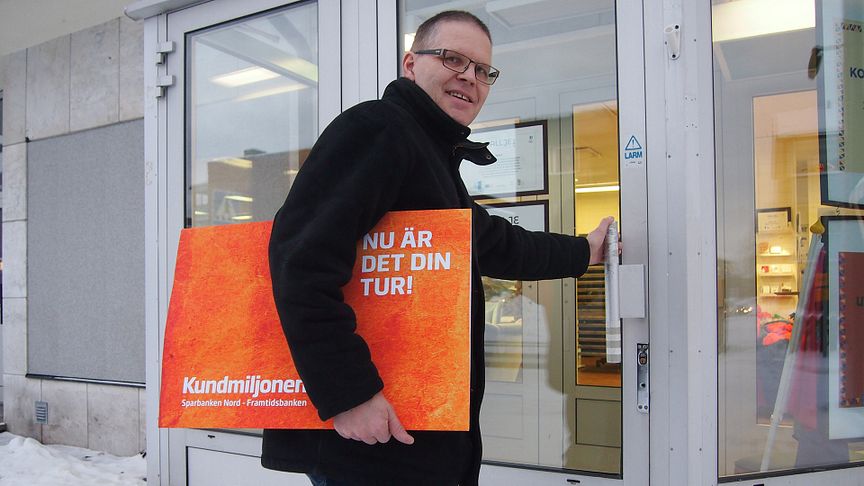 Lars-Ove Kourak på väg till utdelning av sin del av Kundmiljonen.