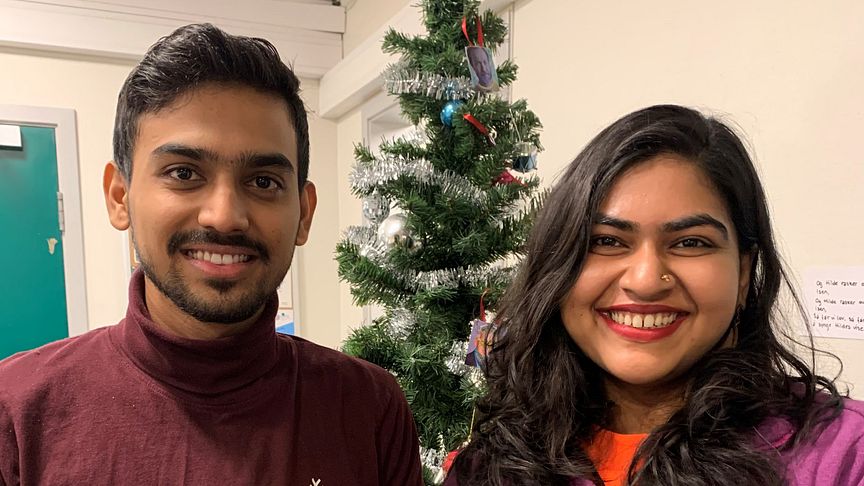 Fra venstre: Suyog og Sneha, som studerer hhv. IT og Fredsstudier, er begge fra India og er to av studentene som ønsker å oppleve en norsk julefeiring. Foto: Samskipnaden