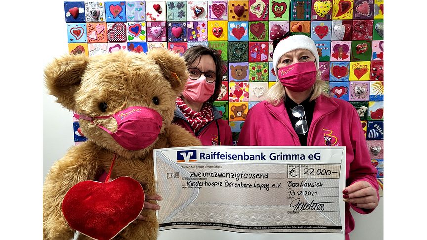Anke A. Voigt und Elvira Wegner präsentieren stolz den Spendenscheck von Mietra