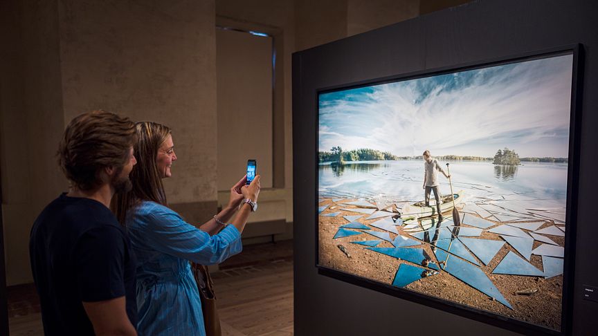 Utställningen Behind the Horizon med bilder av fotografen Erik Johansson var en av Kalmars reseanledningar 2021. Foto: Alexander Hall.