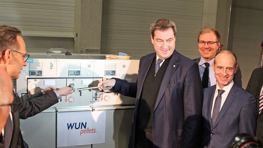 Der bayerische Ministerpräsident Dr. Markus Söder (Mitte) und Bayernwerk-Technikvorstand Dr. Egon Westphal (rechts) bei der feierlichen Einweihung des neuen Pellet-Werks mit angeschlossenem Regelenergie-Kraftwerk am Freitag in Wunsiedel.