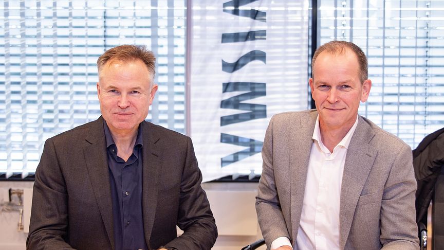 ​Øystein Moan, vd för Visma och Richard Plugge, team director Oranje skriver sponsringskontrakt.