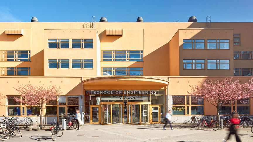 Karl Hammar, universitetslektor på Tekniska högskolan (JTH) vid Jönköping University (JU), har utvecklat standarden RealEstateCore för smarta byggnader, som används av Microsoft, Vasakronan och Akademiska Hus.