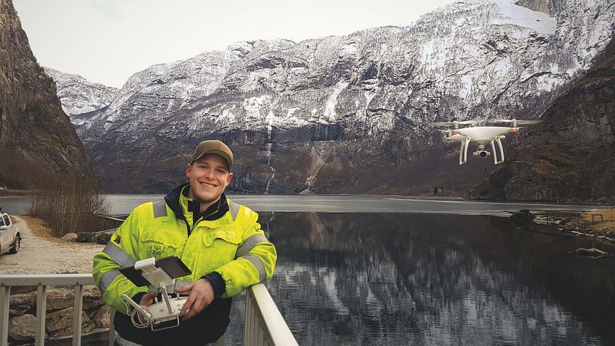 Har styringen: Lars Christian Vikesland er eneste droneoperatør i E-CO Energi. Han har funnet en genial måte å kunne benytte hobbyen til noe viktig på arbeidsplassen. Alle foto: E.CO