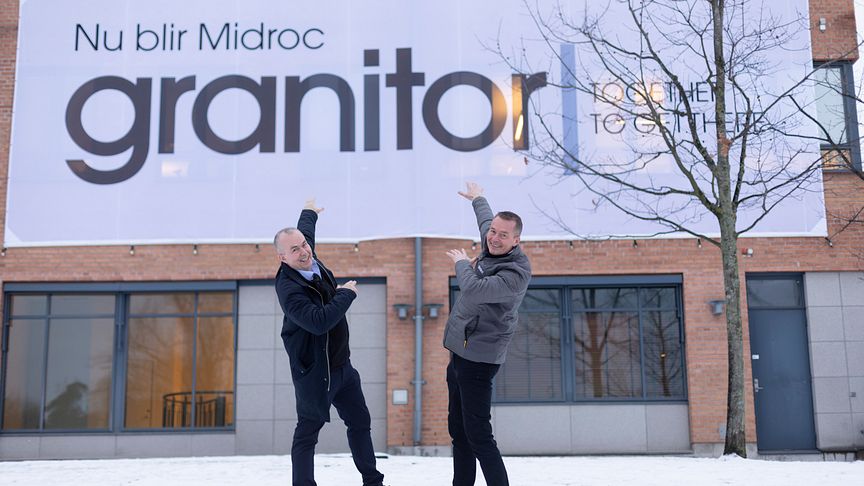 Christer Wikström, styrelseordförande Granitor och Roger Wikström, koncernchef Granitor framför nya vepan på huvudkontorets fasad